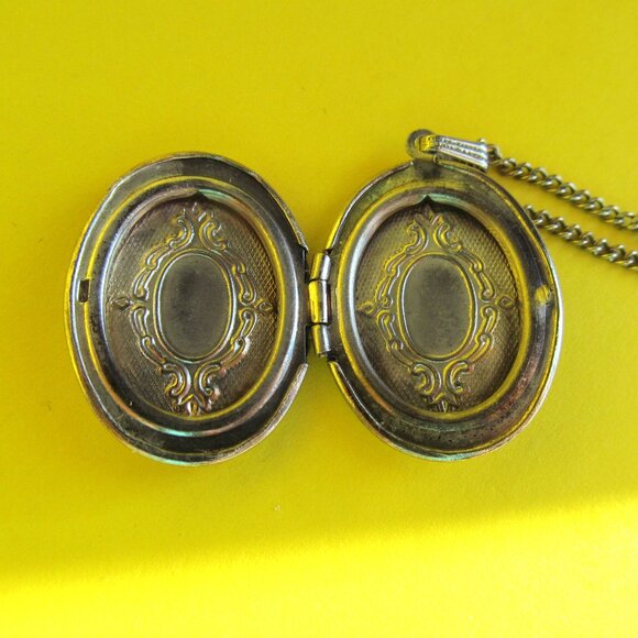 Vintage locket pendant with chain - Picture 4 of 7